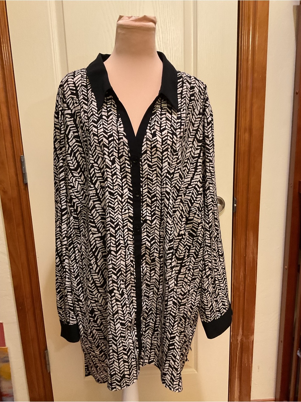 Catherines Black and White Geometric Button-Up Long Sleeved Blouse 4X 30W 32W